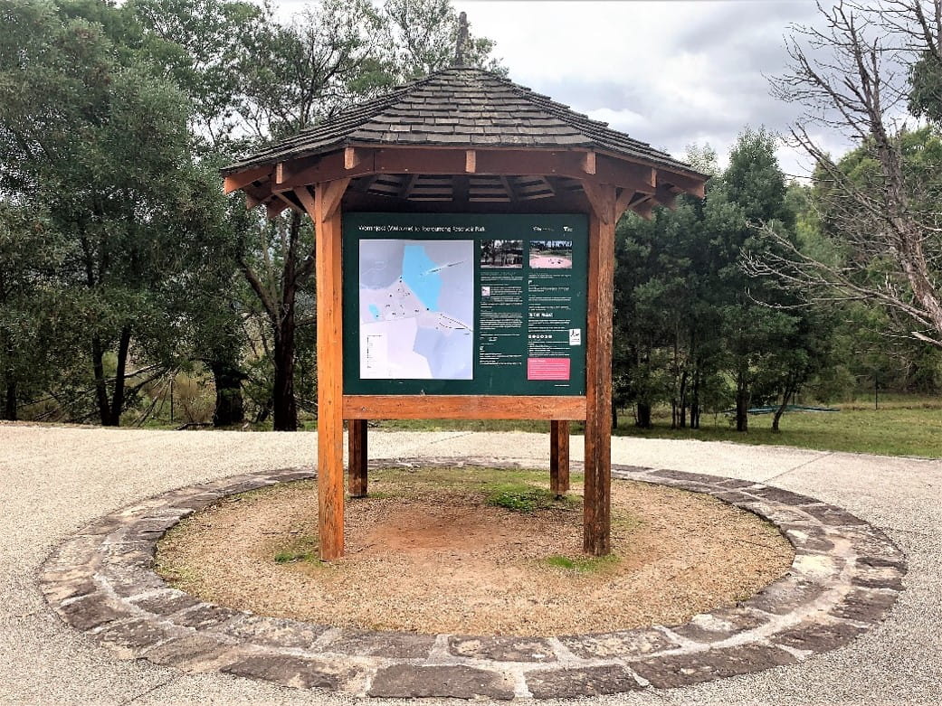 Information shelter with 4 sides